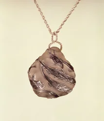 Pendentif avec surface en verre dépoli par Lalique, c.1902